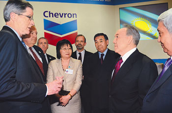 President Nazarbayev (r) discusses future cooperation with John Watson (l), chairman of Chevron, as other Kazakh and U.S. officials and Chevron executives look on at the April 3 event in Astana. 1365701414