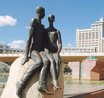 The Monument of Lovers is a popular place for photo sessions of the newlyweds. 1365703873