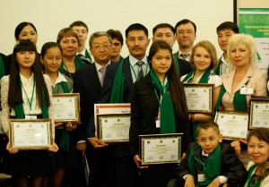 Bektas Mukhamedzhanov (с), Vice Minister of Environment and Water Resources, with winners of the contest and Chevron officials.