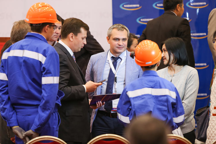 Participants exchange information at the third KIOSH exhibition in Astana on April 25, 2013. Photo: KIOSH