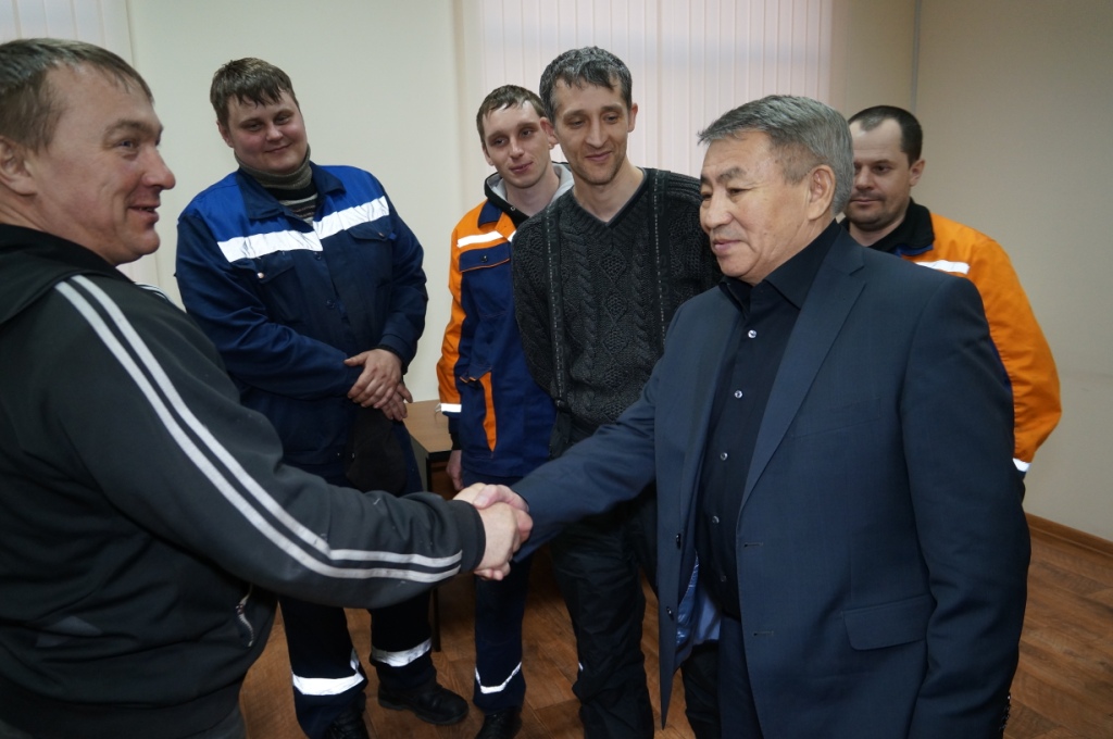 Turgun Syzdykov meets with Munai Mash workers in Petropavlovsk.