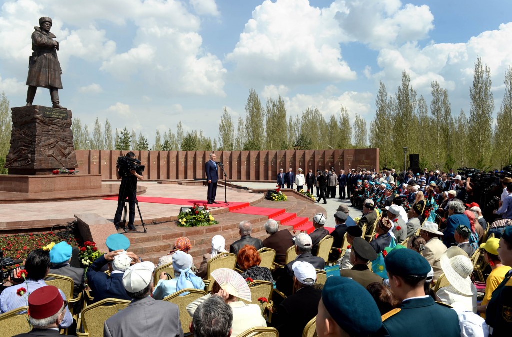 Nazarbayev at Panfilov monument