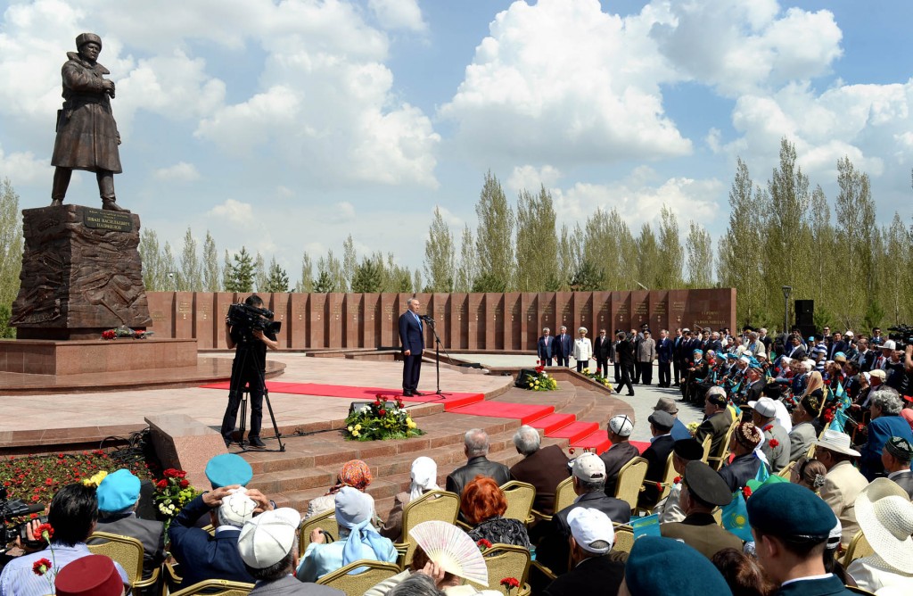 Nazarbayev at Panfilov monument