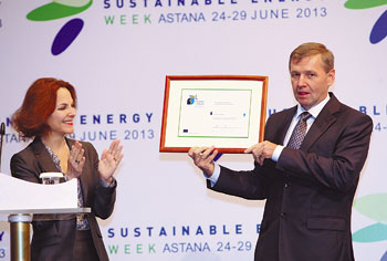 EU Ambassador to Kazakhstan Aurelia Bouchez (left) awarded a special certificate to Deputy Mayor of Astana Vassilyi Krylov after the city joined the Covenant of Mayors initiative. 1010988445