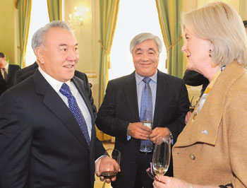 At the reception, President Nazarbayev talks to U.S. Charge d’affaires a.i. Elizabeth Millard as Foreign Minister Erlan Idrissov looks on. 1358988992