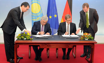 Foreign Ministers Idrissov and Westerwelle sign a joint declaration on the future work of their minissties during their meeting in Berlin on Feb. 1. 1360164828