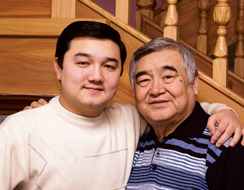 Eskendir Khasangaliyev (r) with his son Birzhan 1360169836