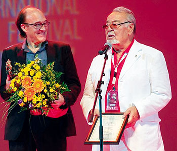 In 2001, Russell first visited Astana to take part in the Eurasian Film Festival. 1361322491