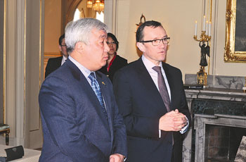 Erlan Idrissov (l) and his Norwegian colleague Espen Barth Eide discussed a wide range of bilateral and international topics during their meeting in Oslo on March 22. 1364492055
