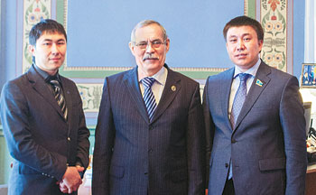 Chingiz Lepsibayev (l), first deputy chairman of the Sodruzhestvo international youth public organisation, Khelel Bakirov (c), permanent representative of EYP in CIS, and Almas Turtayev (r), member of the Mazhilis of the Parliament of Kazakhstan. 1365705542