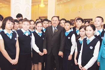 Talgat Mussabayev is surrounded by students of Astana’s specialised ‘space’ school No 50, who dream of going into space. 1365706306