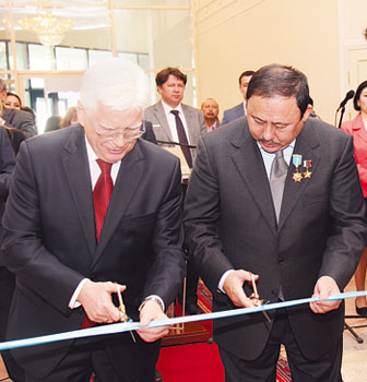 Talgat Mussabayev and Mikhail Bocharnikov cut the ribbon as they unveil an exhibition “Kazakhstan: A Space Harbour” at the Nazarbayev Center on April 9. 1365706342