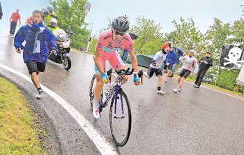 Vincenzo Nibali and his team mates had to endure tough weather to win in Giro d’Italia. 1371051492
