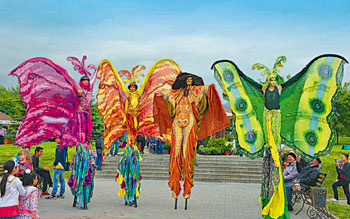 The flower festival is aimed at the protection of greenery. 1371055477