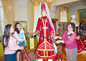A garment collection showcased in the museum presents all types of Kazakh women’s national costumes. 1371055594