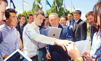Young IT experts presented their ideas to President Nazarbayev on a recent visit to the Alatau Park of Innovation Technologies. 1371057535
