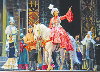 Artists who performed on the stage of Astana Opera Theatre amazed their first guests with their colourful costumes and emotional singing. 1372259304