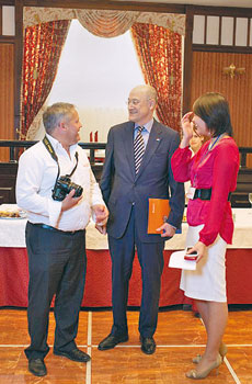 At Fryday events participants have a chance to meet with prominent personalities such as Dutch Ambassador Peter van Leeuwen (c), pictured here with Gareth Stamp of the Nazarbayev Intellectual Schools and Merey Mustafina of Fryday Astana. 1372264218