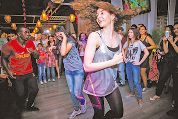 Amazing show programmes at this Chinese restaurant gather foodies to party from dusk till dawn. 1372264974