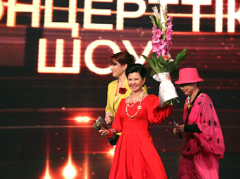 Kazakh celebrities attended the first ceremony of the new national music award, Astana Zhuldyzy, including beloved singer Roza Rymbayeva (center). 1373471016