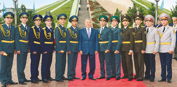 At the flag raising ceremony, Nursultan Nazarbayev distributed officers’ epaulets to top graduates of the country’s military higher education institutions. 1373471334