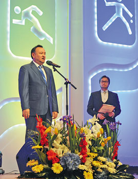 Minister of Culture and Information Mukhtar Kul-Muhammed (left) launched Kazakhstan’s first national sports channel KazSport on July 1. 1373472417