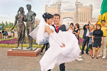 According to the survey, newlyweds in Kazakhstan pay more to organise the wedding feast than in other countries. 1374711629