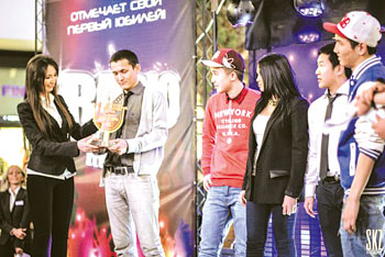 One Life recieves the best Hip Hop Group Award from Radio Max earlier in 2013. 1377189513