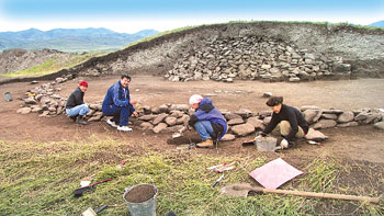 Archaelogists work at Berel burial mounds in eastern Kazakhstan hoping to unearth new finds. 1377190649