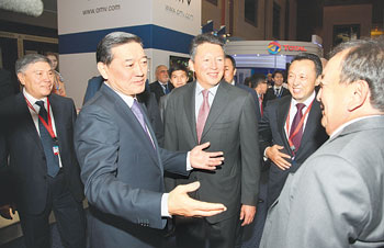PM Serik Akhmetov (c) and other officials converged for the Kazenergy forum. 1381314198